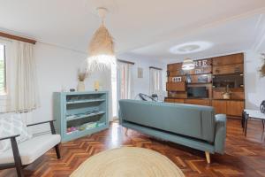 a living room with a couch and a table at Irie - baskeyrentals in Arechavaleta