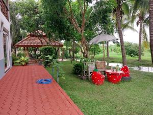 Taman di luar บ้านสวนนะราโต