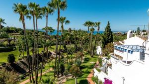 una vista aérea de una casa con palmeras en Casablanca 50 Oasis Properties, en Nerja