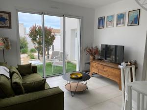 Μια τηλεόραση ή/και κέντρο ψυχαγωγίας στο La petite maison zone coulée verte menant a l'océan