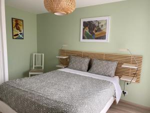 Ένα ή περισσότερα κρεβάτια σε δωμάτιο στο La petite maison zone coulée verte menant a l'océan
