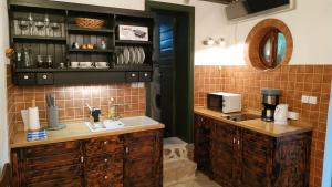 eine Küche mit Spüle und Mikrowelle in der Unterkunft Rustic Home Maslenica in Maslenica