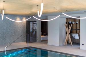 リヴィーニョにあるParadise Lodgeのプールと照明付きの天井のある部屋