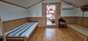 Postel nebo postele na pokoji v ubytování Tree House Guesthouse