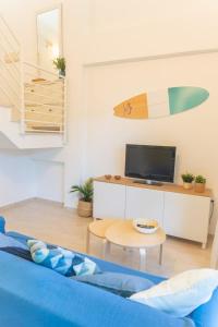 TV a/nebo společenská místnost v ubytování Adosado con Piscina, Garaje, Jardín y Playa