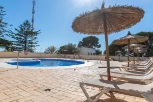 Bazén v ubytování Adosado Nuevo con Piscina, Playa, Garaje y Jardín nebo v jeho okolí