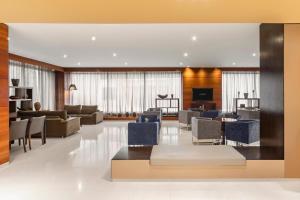 ein Wohnzimmer und ein Esszimmer in der Unterkunft Eurostars Lisboa Parque in Lissabon