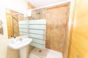 Koupelna v ubytování Adosado Nuevo con Piscina, Playa, Garaje y Jardín