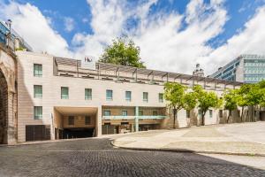 ein Gebäude mit einer Brücke über eine Straße in der Unterkunft Eurostars Lisboa Parque in Lissabon