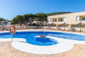 Bazén v ubytování Adosado Nuevo con Piscina, Playa, Garaje y Jardín nebo v jeho okolí