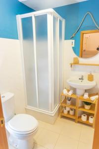 Koupelna v ubytování Adosado con Piscina, Garaje, Jardín y Playa