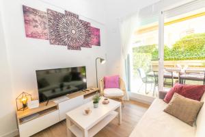 TV a/nebo společenská místnost v ubytování Adosado Nuevo con Piscina, Playa, Garaje y Jardín
