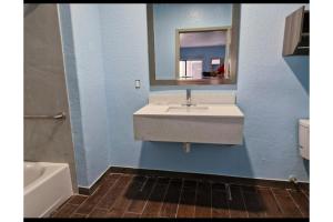 Koupelna v ubytování The Way Inn by OYO Spencer