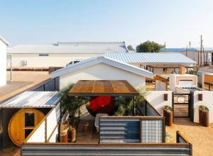 マーファにあるWest Texas Hideout at Iconic Propertyの屋根の大きな家