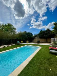 una piscina en el patio de una casa en Chez mamie, en Bassan