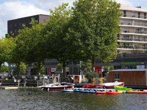 Výhled na řeku, která protéká v blízkosti hotelu