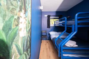 um quarto com dois beliches e uma janela em Sheilas Tourist Hostel em Cork