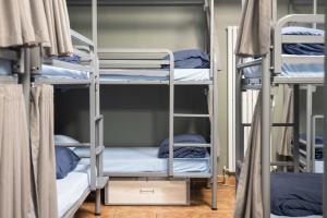 Uma ou mais camas em beliche num quarto em Sheilas Tourist Hostel