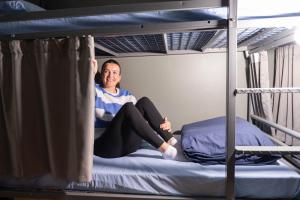 Uma cama ou camas num quarto em Sheilas Tourist Hostel