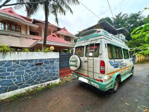特里凡得琅La Casa Trivandrum 4 BHK AC Luxury Villa at City Centre, Just 5 kms from Airport & 3 Kms to Trivandrum Railway Station的停在房子前面的食品车