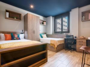 Кровать или кровати в номере Livensa Living Studios Valencia Marina Real Hotel-Apartamento