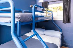 Uma cama ou camas num quarto em Sheilas Tourist Hostel