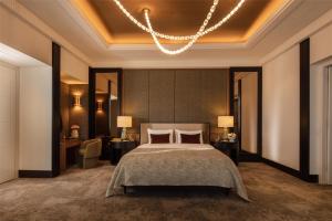 Una cama o camas en una habitación de Anantara Palais Hansen Vienna - newly renovated