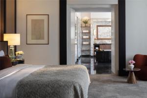 Una cama o camas en una habitación de Anantara Palais Hansen Vienna - newly renovated