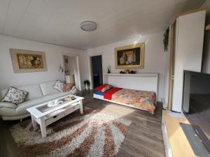 una sala de estar con una cama y un sofá en Ferienhaus Susanne 1OG, en Heinsberg 3 fotos más