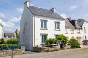 a white house with a black roof at Plage 300m Bleu Salé 4 Ch in Le Guilvinec