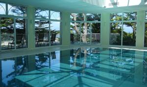 トレブールダンにあるTI AL LANNEC Hotel - Restaurant & Spaのガラス張りの床と窓が備わるスイミングプール