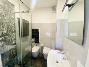 un bagno con WC, lavandino e doccia di Domus 14 a Roma