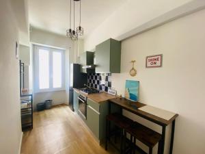 una cucina con mobili verdi e un piano di lavoro di Domus 14 a Roma