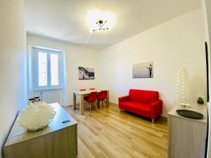 un soggiorno con una sedia rossa e un tavolo di Domus 14 a Roma