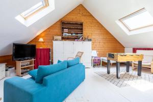 a living room with a blue couch and a table at Plage 300m Bleu Salé 4 Ch in Le Guilvinec