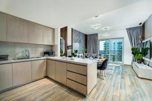 Kuchyň nebo kuchyňský kout v ubytování Desert Key - Perfectly Located Yas Island Premier Apts + 264 fotografií
