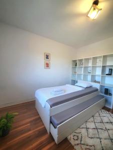 un dormitorio con una cama grande en una habitación en Yan's House apartament 2 camere decomandat, en Drobeta-Turnu Severin 15 fotos más