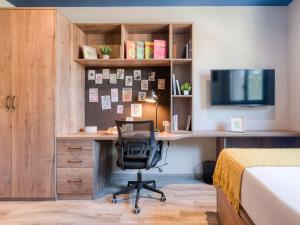 Кровать или кровати в номере Livensa Living Studios Valencia Marina Real Hotel-Apartamento +13 фотографий