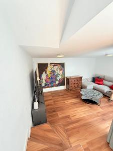 una sala de estar con un sofá y una mesa en Adosado El Medano, en El Médano