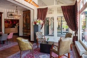 Posezení v ubytování Bastion Hotel Apeldoorn Het Loo