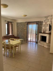 TV a/nebo společenská místnost v ubytování Kolokotronis Hotel & Spa