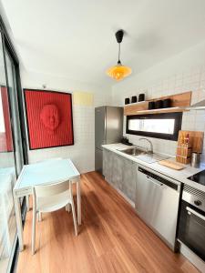 una cocina con una mesa y una encimera en Adosado El Medano, en El Médano