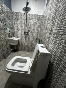 アルーシャにあるHadraj Sokokuu Apartment1のトイレと洗面台付きのバスルーム