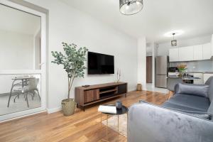 Televisyen dan/atau pusat hiburan di Velvet Apartment with Balcony in Rzeszów by Noclegi Renters