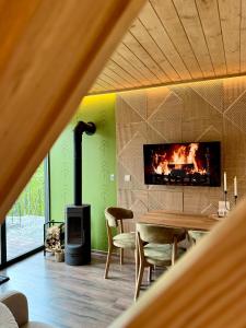 TV a/nebo společenská místnost v ubytování Mirest - котеджі в горах із чаном-джакузі + 99 fotografií