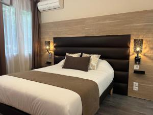 Postel nebo postele na pokoji v ubytování LOGIS HOTEL - Auberge de l'Hélix