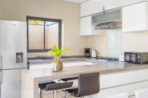 a kitchen with a counter with a vase on it at Tropical Villa - 3 Bedrooms in the heart of Grand-Baie in Grand Baie