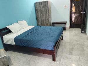 Ένα ή περισσότερα κρεβάτια σε δωμάτιο στο NH65 Residency An Elite Rooms