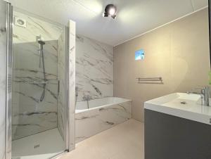 a bathroom with a shower and a sink at Bospark Garderen in Garderen +282 photos