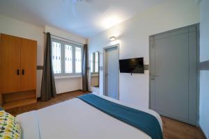 TV a/nebo společenská místnost v ubytování Olive Hotel Magrath by Embassy Group